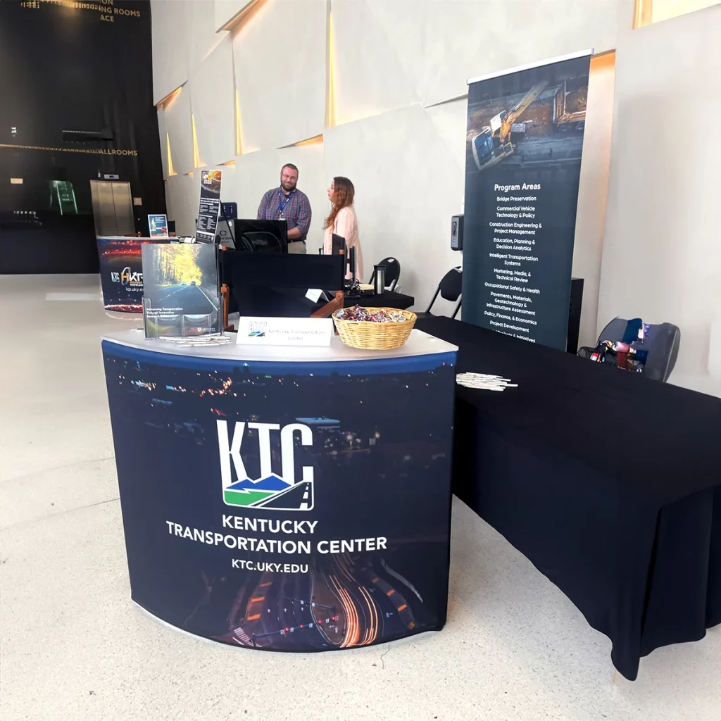 Curved trade show counter with retractable banners