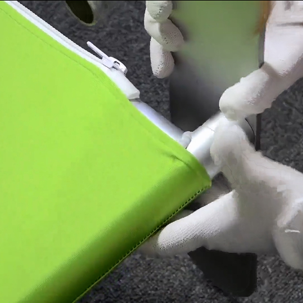 Attach the stabilizing feet, ensuring that the foot with two connectors is placed on the side where the two displays will connect.